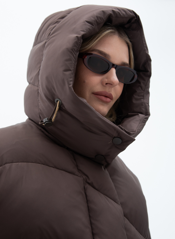 Женский пуховик коричневого цвета с капюшоном