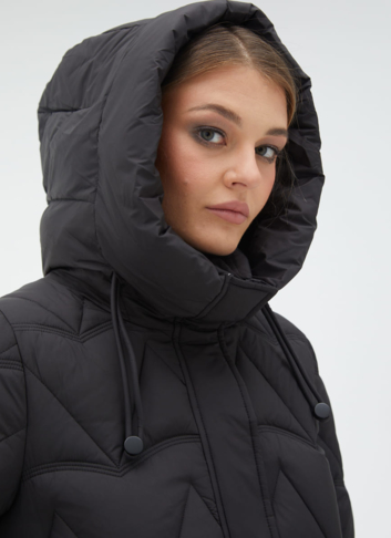 Женский пуховик черного цвета