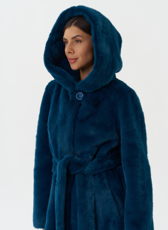 Удлиненное пальто из эко меха с капюшоном