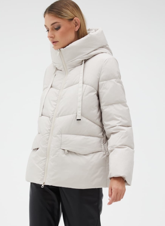 Женский светлый пуховик с капюшоном