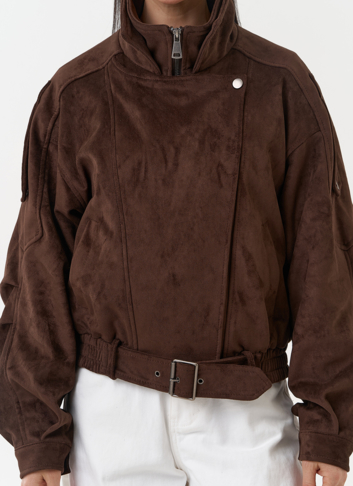 Женская куртка бомбер из эко замши коричневого цвета