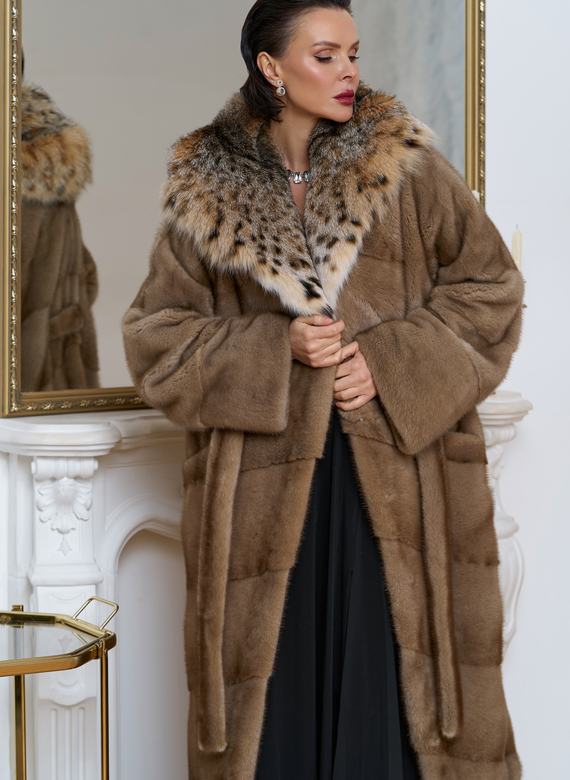 Женская шуба из меха норки с капюшоном из меха рыси