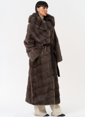 Длинная шуба из меха норки с капюшоном из меха куницы