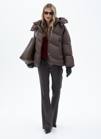 Женский пуховик коричневого цвета с капюшоном