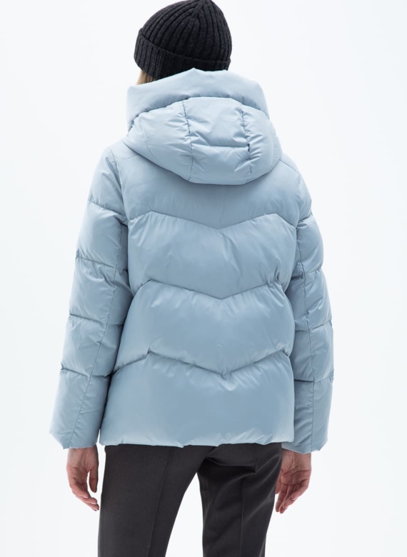 Женский пуховик голубого цвета