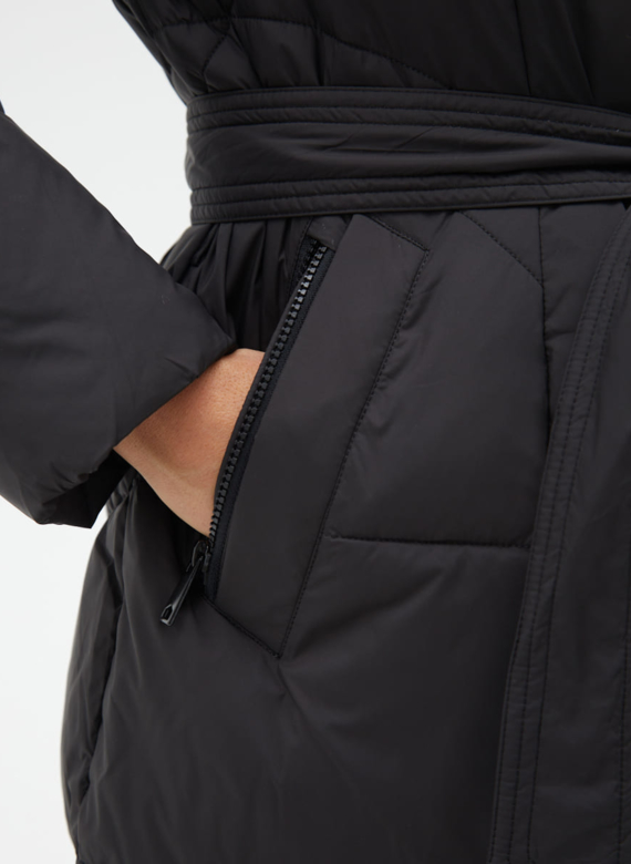 Женский пуховик с капюшоном и поясом