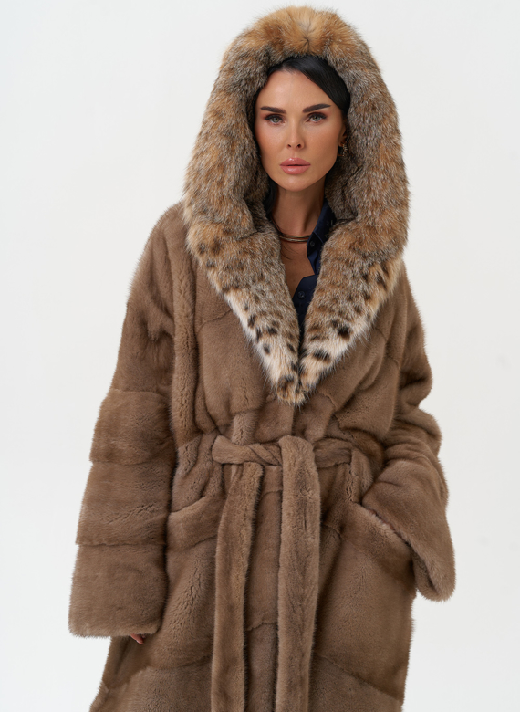 Женская шуба из меха норки с капюшоном из меха рыси