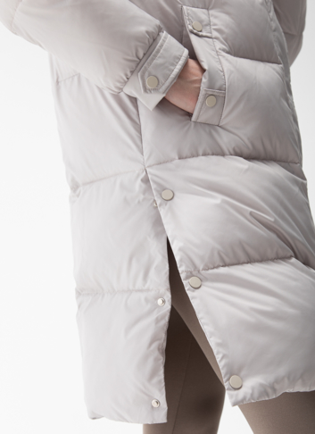 Женский пуховик с капюшоном из енота