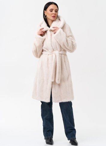 Светлая шуба с поясом из норки