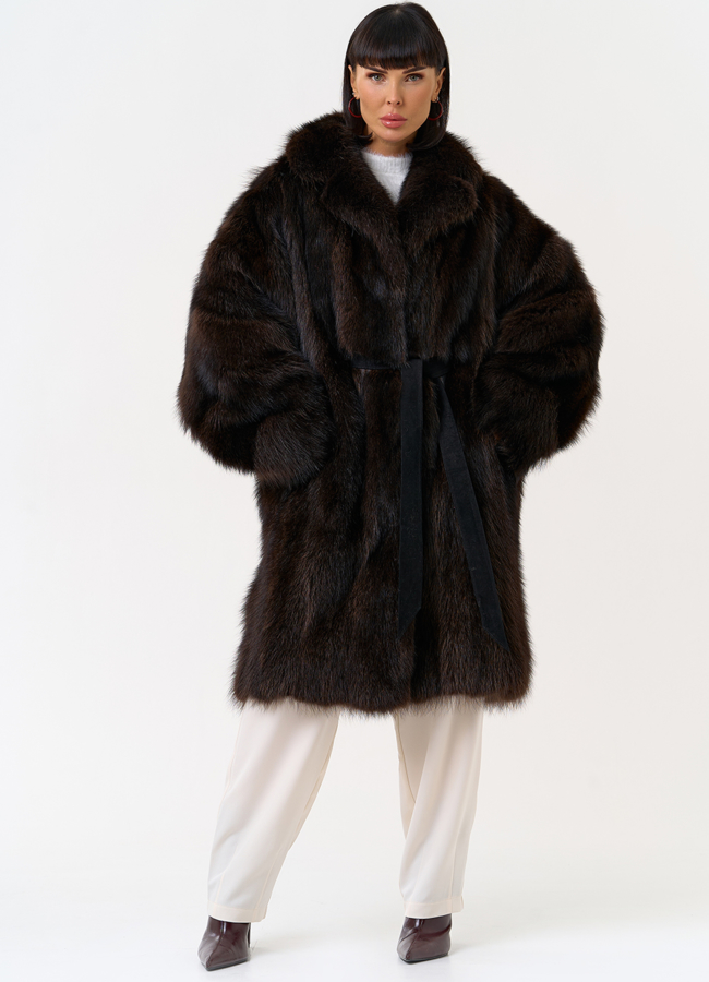 фото Шуба из меха енота с английским воротником модель № 31671