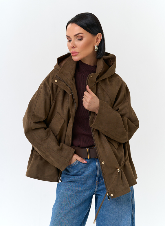 Женская утепленная куртка из эко замши с капюшоном