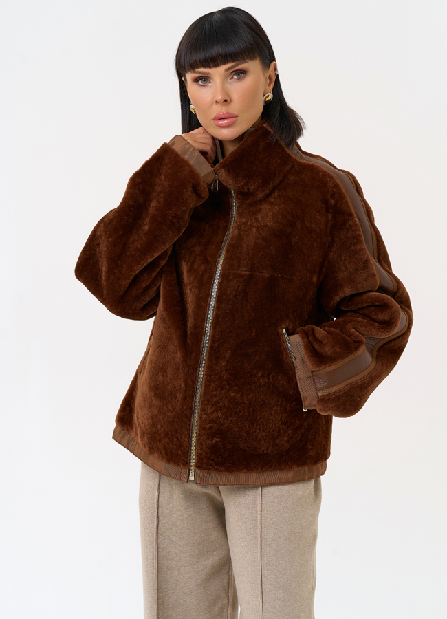 Короткая двухсторонняя дубленка в коричневом цвете модель № 31477 в рассрочку