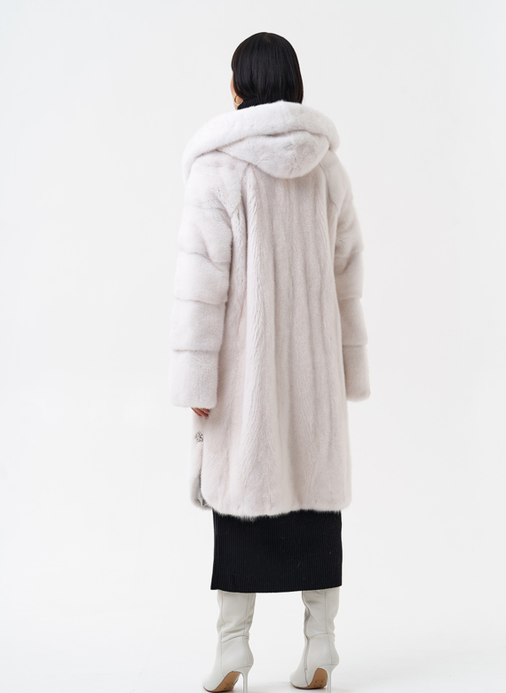 Светлая шуба из норки с капюшоном