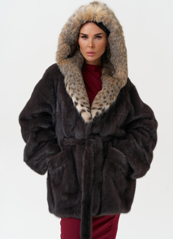 Женская шуба из меха норки с капюшоном из меха рыси