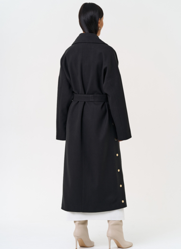 Женское пальто черного цвета с функциональными кнопками