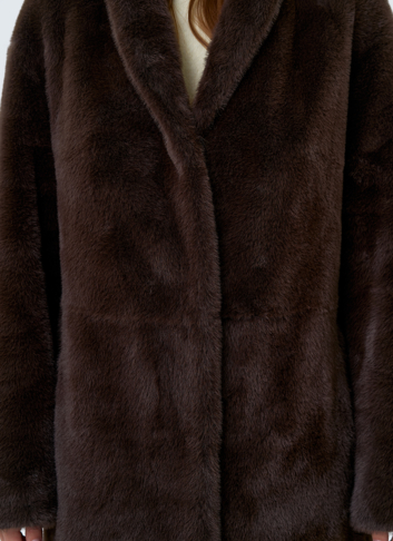 Длинное пальто из эко меха с декоративным поясом