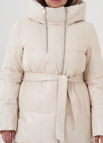 Пуховик из эко кожи молочного цвета с капюшоном