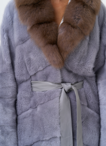 Женская шуба из меха норки с капюшоном из меха куницы