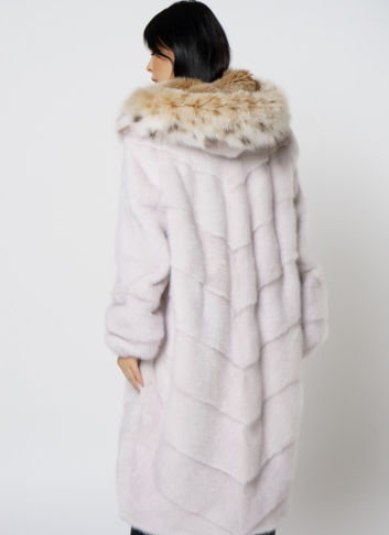 Светлая шуба с рысью