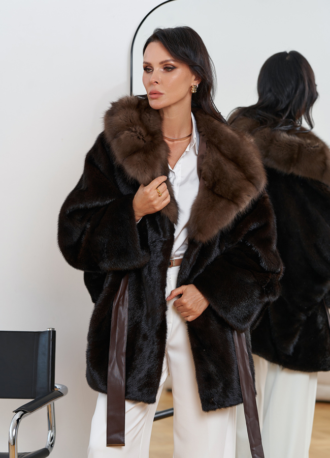 Женская шуба из меха норки с капюшоном из меха куницы модель № 30679 универмаг малина