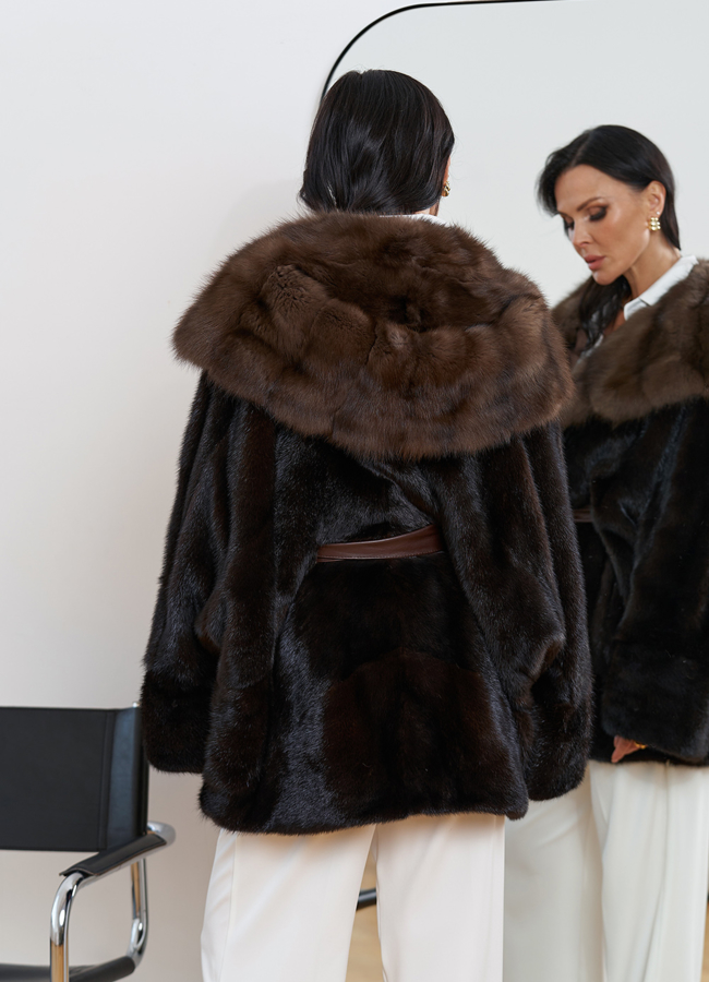 Женская шуба из меха норки с капюшоном из меха куницы модель № 30679 в кредит