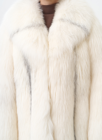 Белая куртка из лисы