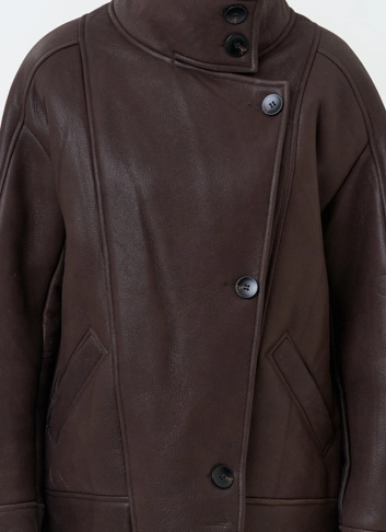 Женская дубленка из натурального меха с воротником стойкой фото