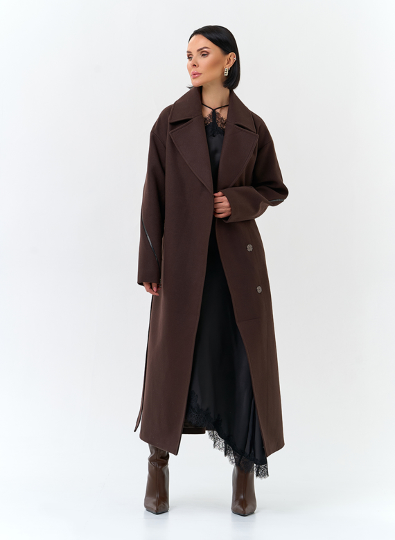 Женское пальто с английским воротником