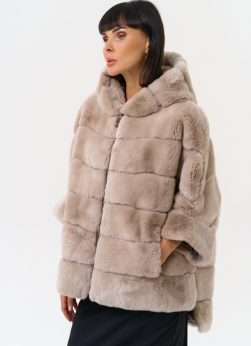 Короткая шуба из меха кролика с капюшоном