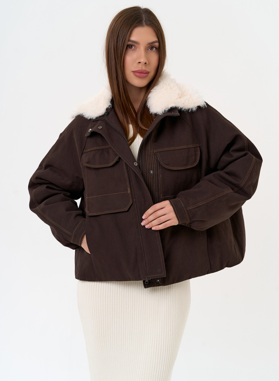 Укороченный пуховик с отделкой из эко меха