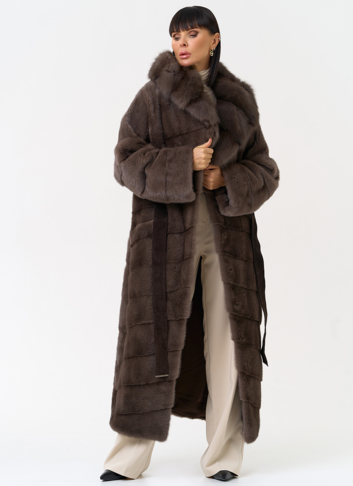 Длинная шуба из меха норки с капюшоном из меха куницы