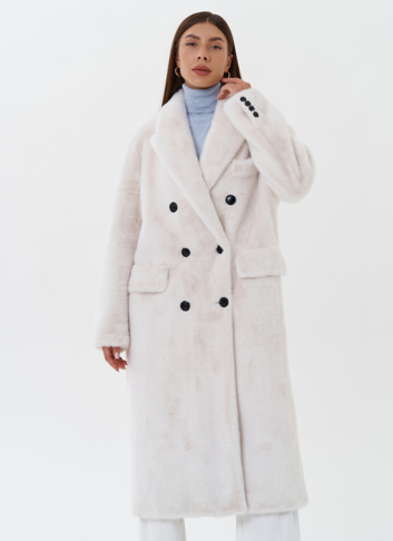 Двубортное пальто из эко меха
