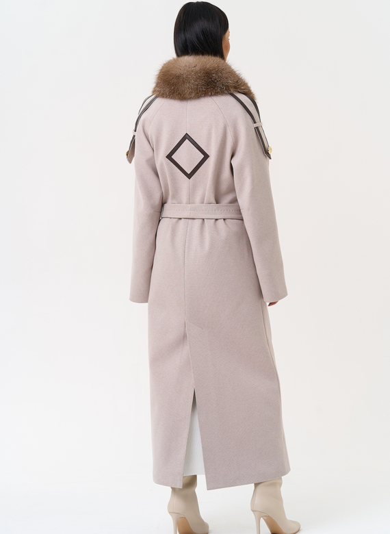 Утепленное женское пальто с английским воротником из меха фроста