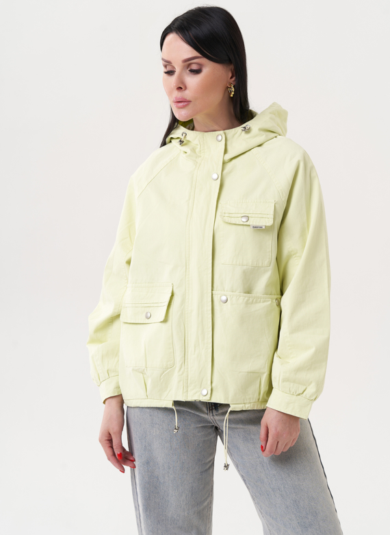 Светлая ветровка с капюшоном