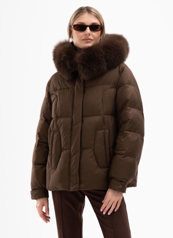 Короткий пуховик с капюшоном из меха песца Короткий пуховик с капюшоном из меха песца