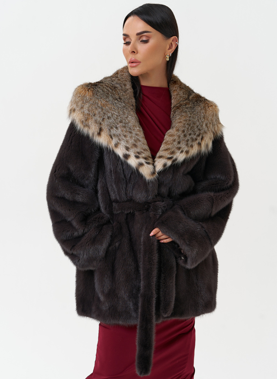 Женская шуба из меха норки с капюшоном из меха рыси