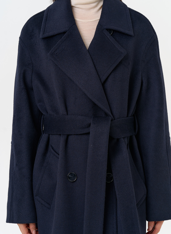 Женское пальто синего цвета с поясом