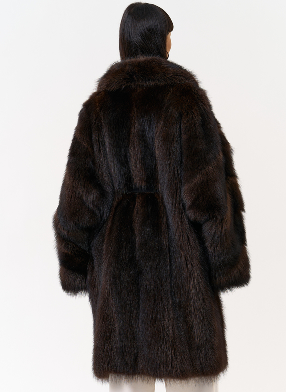 Шуба из меха енота с английским воротником