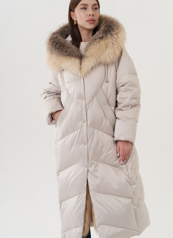 Пуховик с отделкой капюшона из меха лисы