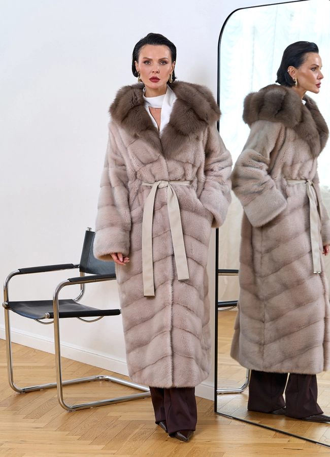 Длинная шуба из норки с капюшоном из меха куницы модель № 28128 в рассрочку фото