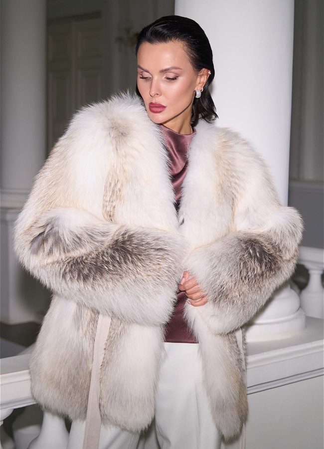 Светлая шуба из меха лисы с поясом модель № 31673 в кредит