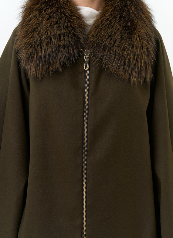 Женское укороченное пальто с отделкой из меха лисы