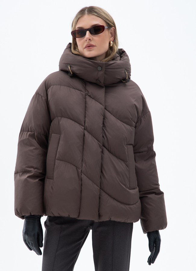 Женский пуховик коричневого цвета с капюшоном модель № 31129 меха малина