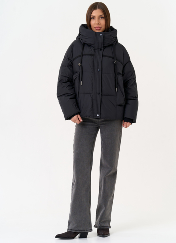 Женский пуховик черного цвета с капюшоном
