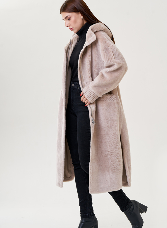 Длинное пальто из эко меха