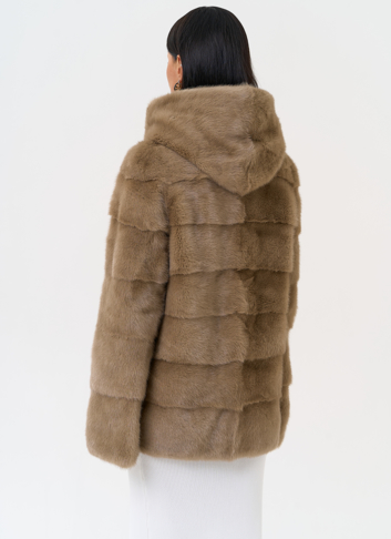 Короткая шуба с капюшоном