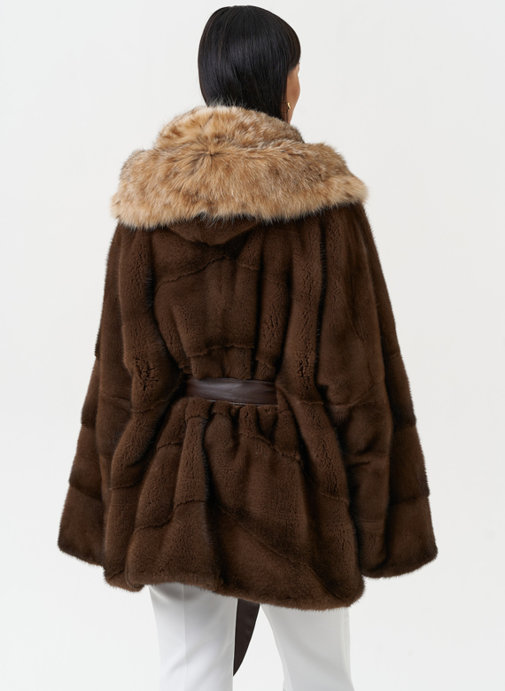 Женская шуба из меха норки с капюшоном из меха рыси