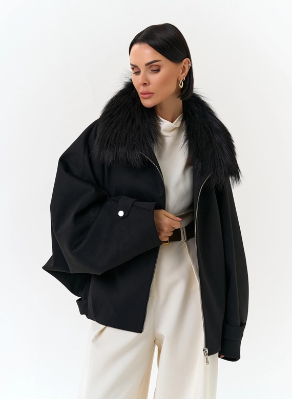 Женское укороченное пальто с отделкой из меха лисы