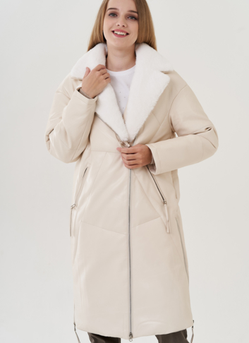 Пуховик женский из эко кожи с английским воротником в светлом цвете