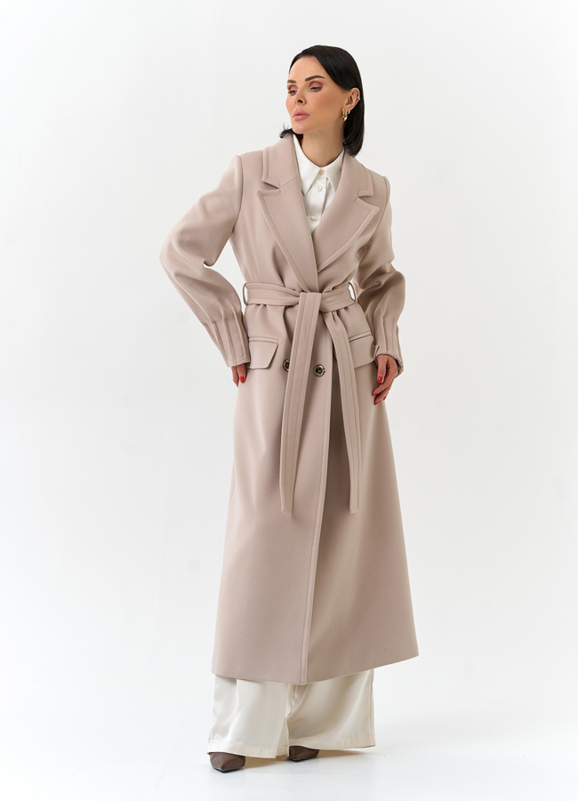 Женское светлое пальто с поясом модель № 32645 меха малина